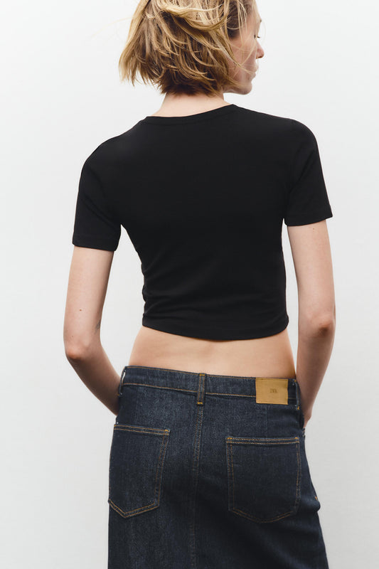 AZADI; WOMEN'S BLACK CROPPED STRETCH T-SHIRT